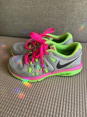 Nike Girl's Dual Fusion Run 2 Running Shoes Size 3.5 youth grey Pink Green shoe